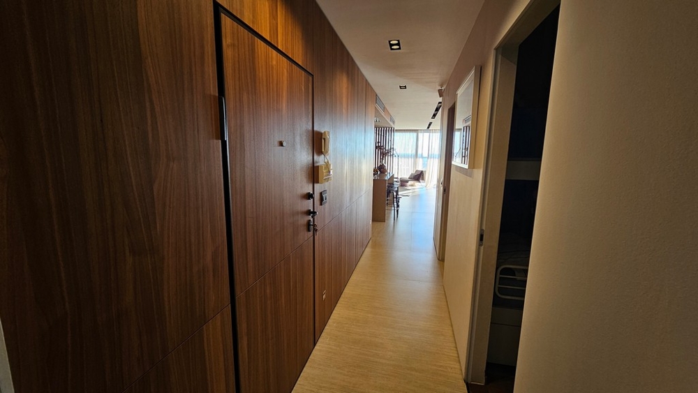 Predsieň so vstavanými skriňami a výhľadom do obývacej časti