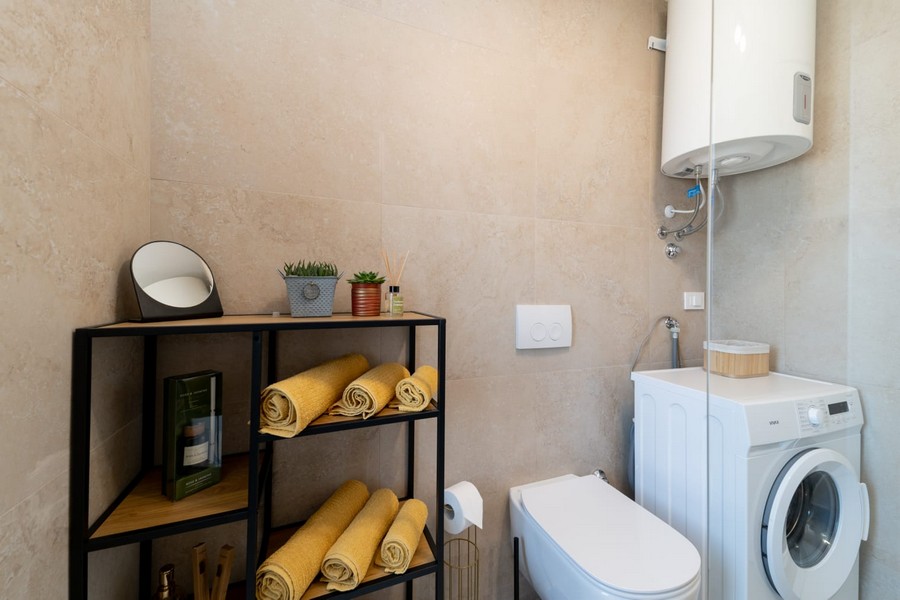 Moderná kúpeľňa s práčkou a policou