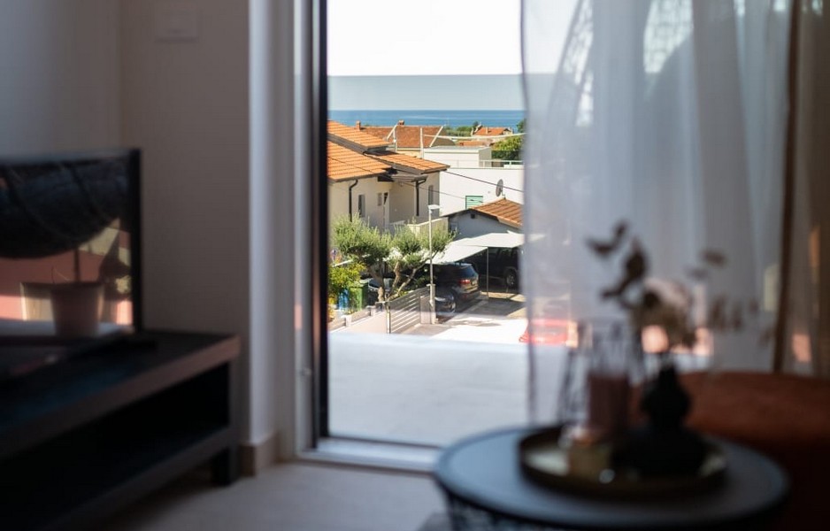 Pohľad z obytnej časti na more a susedné domy