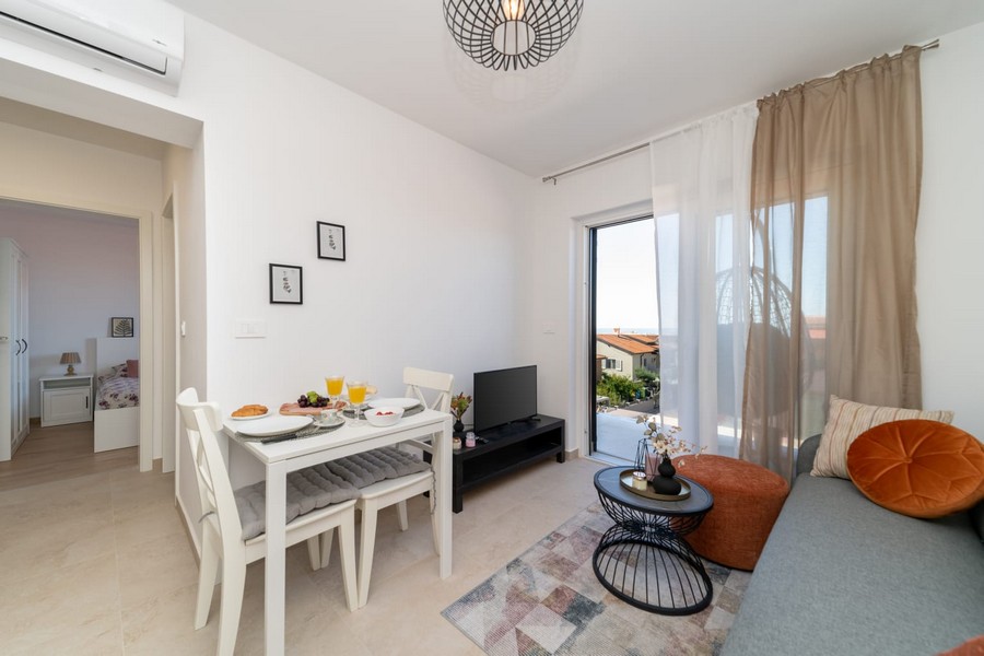 Jedálenský kút s prístupom na balkón a výhľadom na more