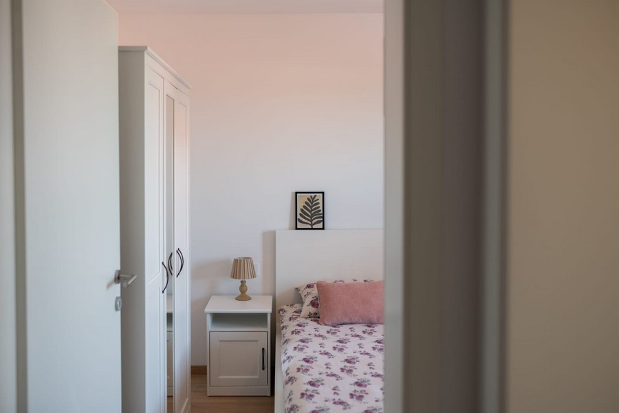 Spálňa s manželskou posteľou a šatníkom