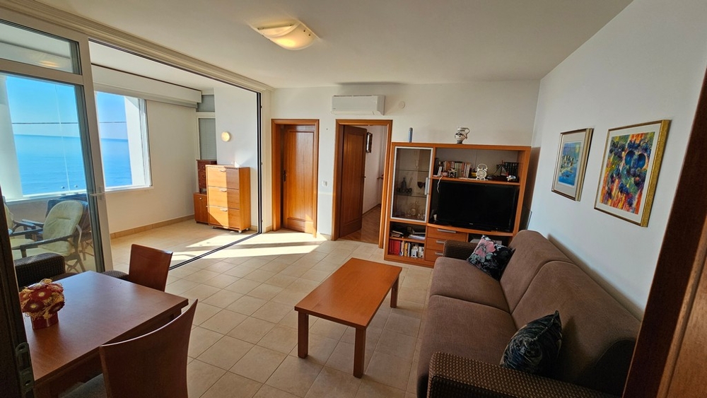 Obývacia izba s výhľadom na more - nehnuteľnosť A3867, Chorvátsko.