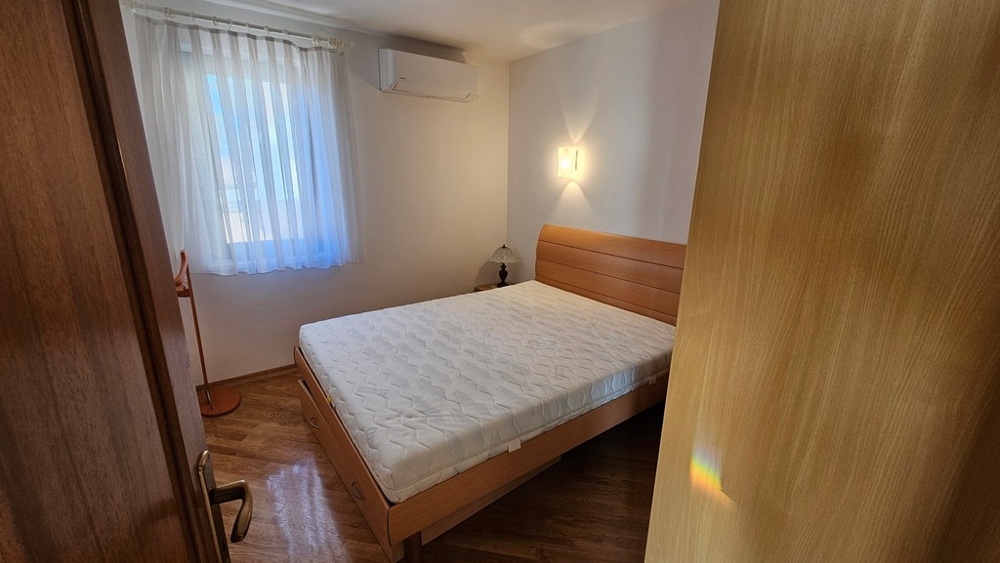 Spálňa s manželskou posteľou a vstavanou skriňou