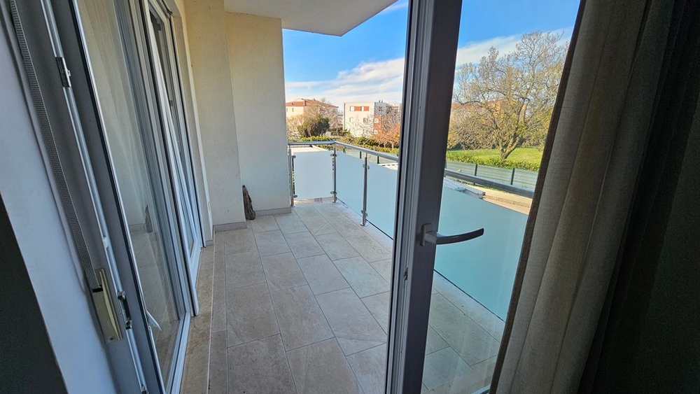 Pohľad na balkón bytu A3870, ktorý sa predáva v meste Novigrad (Istria).