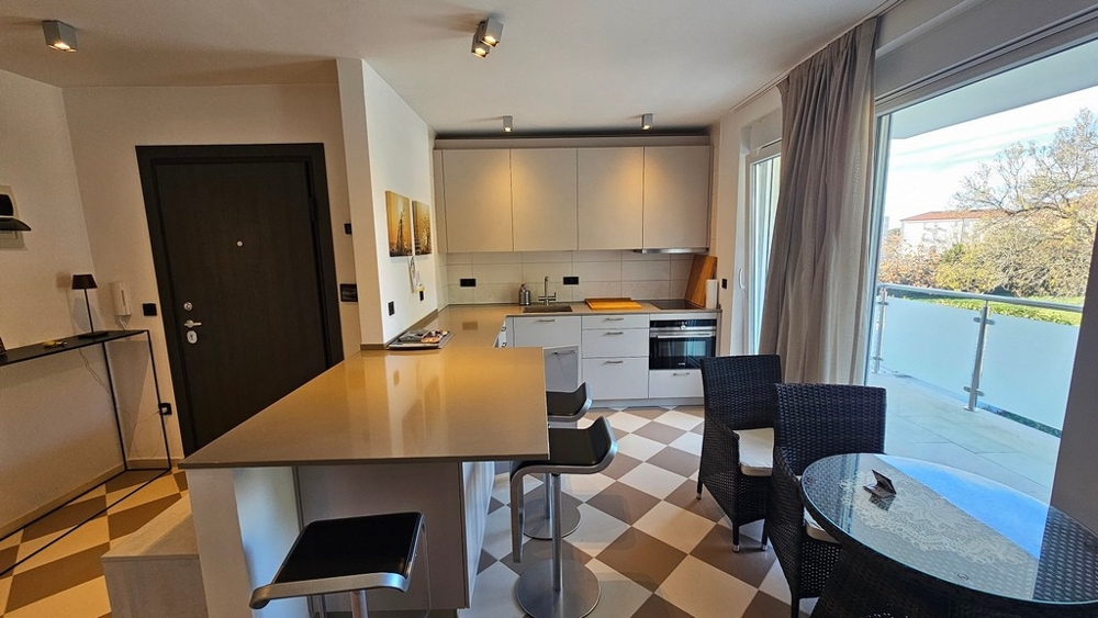 Moderná obývačka a kuchyňa so vstupom na balkón