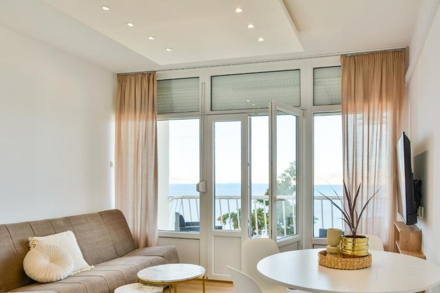 Obytná časť s balkónom a výhľadom na more v meste Senj, Chorvátsko