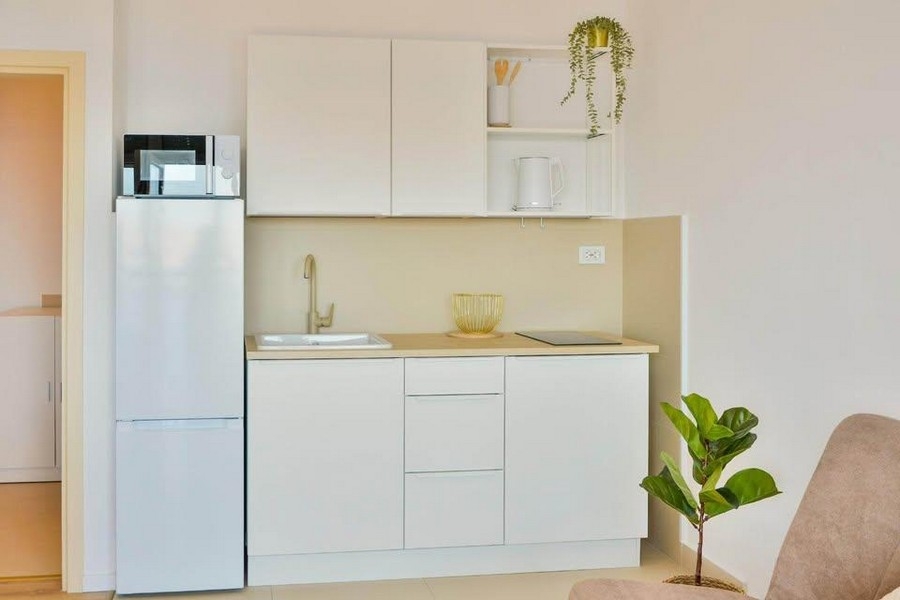 Kompaktná kuchyňa s chladničkou