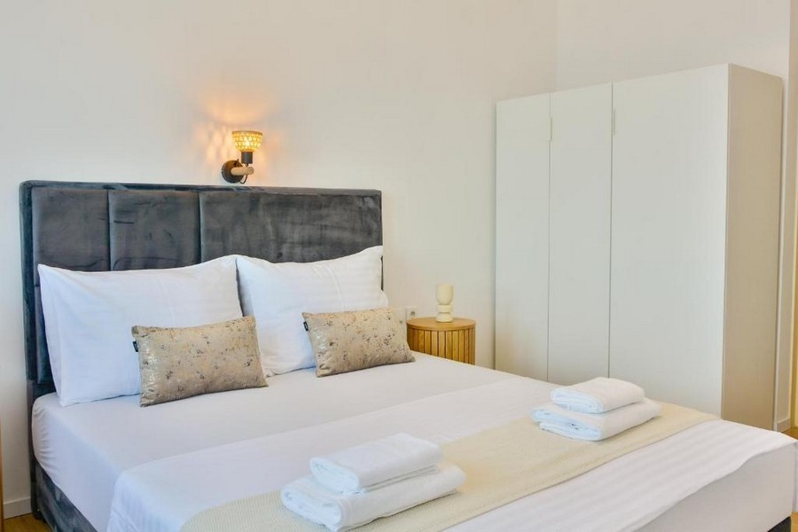 Spálňa so vstavanou skriňou v zrekonštruovanom byte v Senji