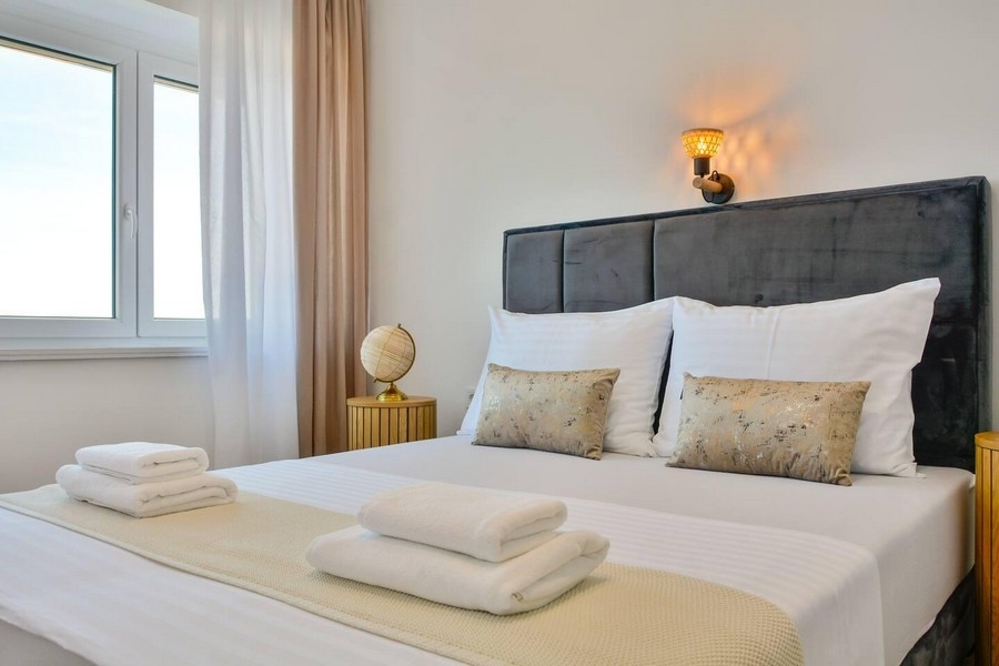 Moderná spálňa s výhľadom na more