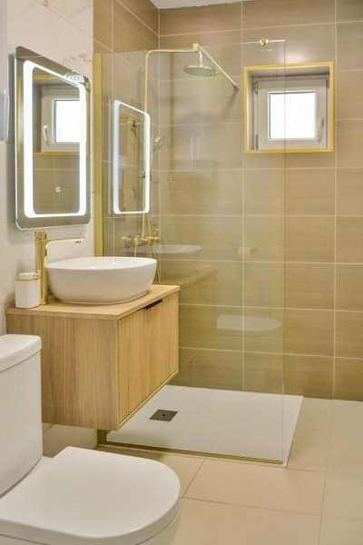 Kúpeľňa so sprchovacím kútom na úrovni podlahy v apartmáne Senj