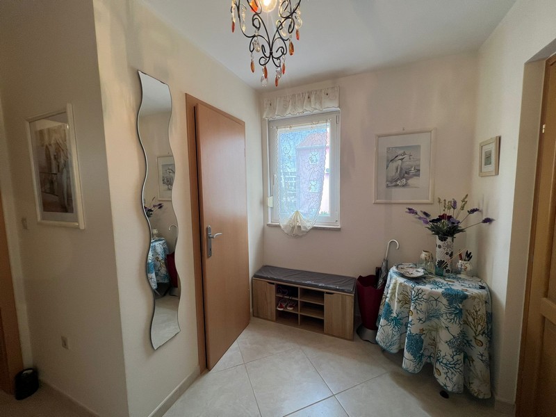 Predsieň so zrkadlom a lavicou