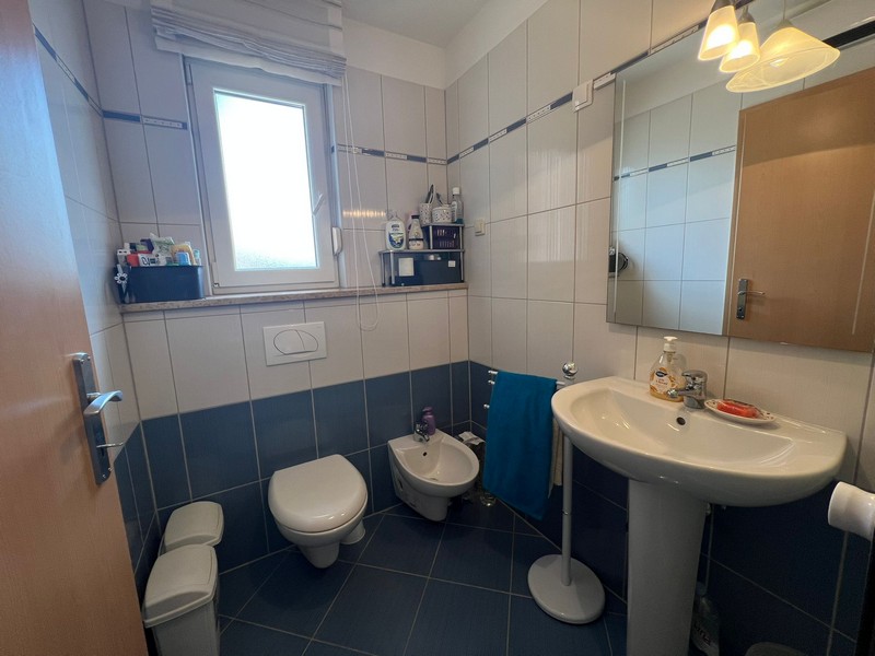 Kúpeľňa s WC a umývadlom