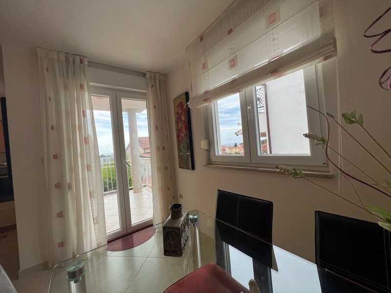 Jedálenský kút s prístupom na balkón a výhľadom na more