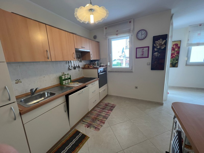 Kuchyňa s pracovnou plochou a úložným priestorom