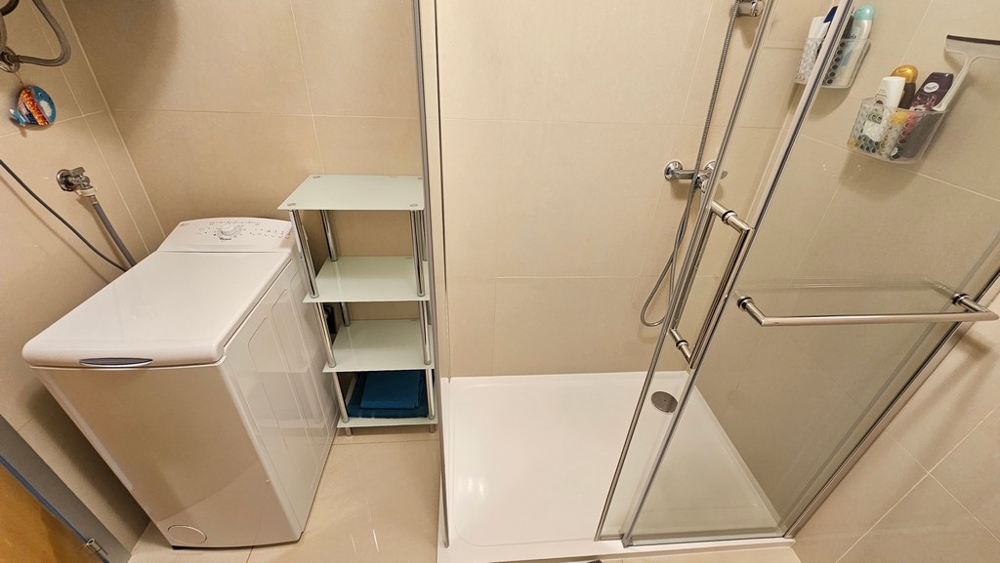 Kúpeľňa so sprchovacím kútom a práčkou