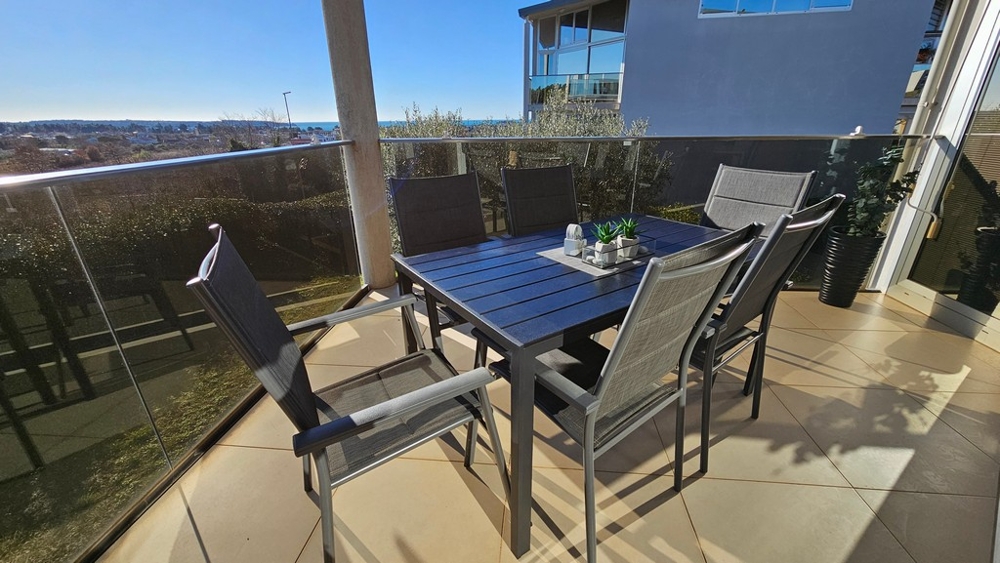 Krytá terasa s výhľadom na more a posedením