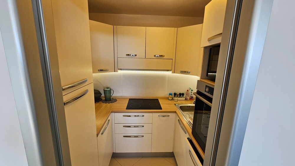 Samostatná kuchynská linka so vstavanými spotrebičmi