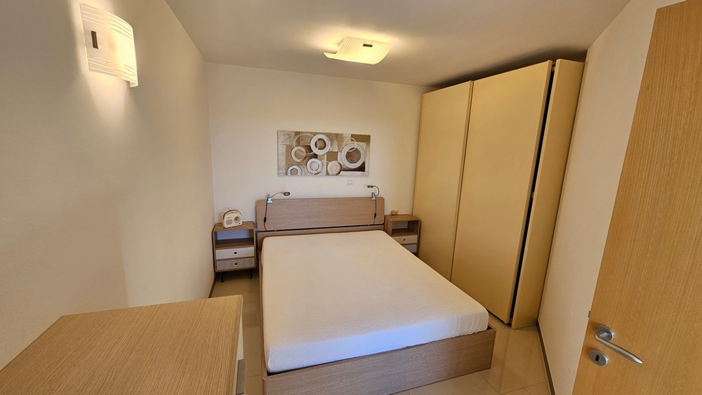 Spálňa s manželskou posteľou a šatníkovou skriňou