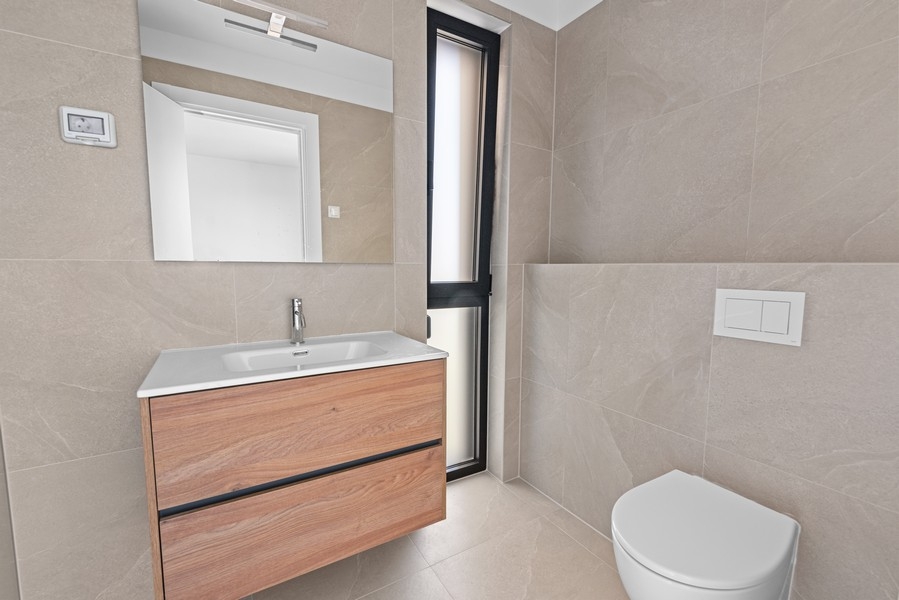 Moderná kúpeľňa s umývadlom a sprchovacím kútom