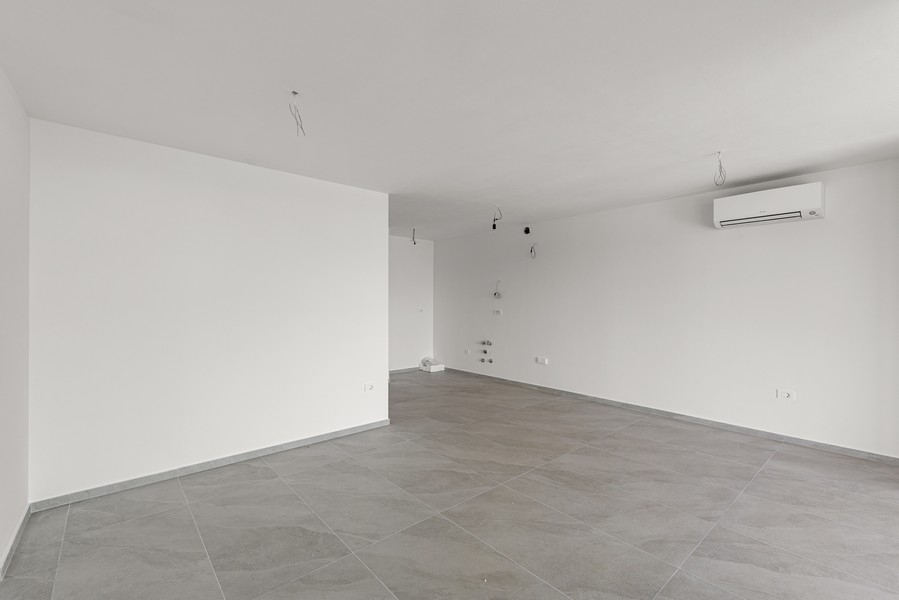 Otvorený obývací priestor s kuchynským kútom a klimatizáciou