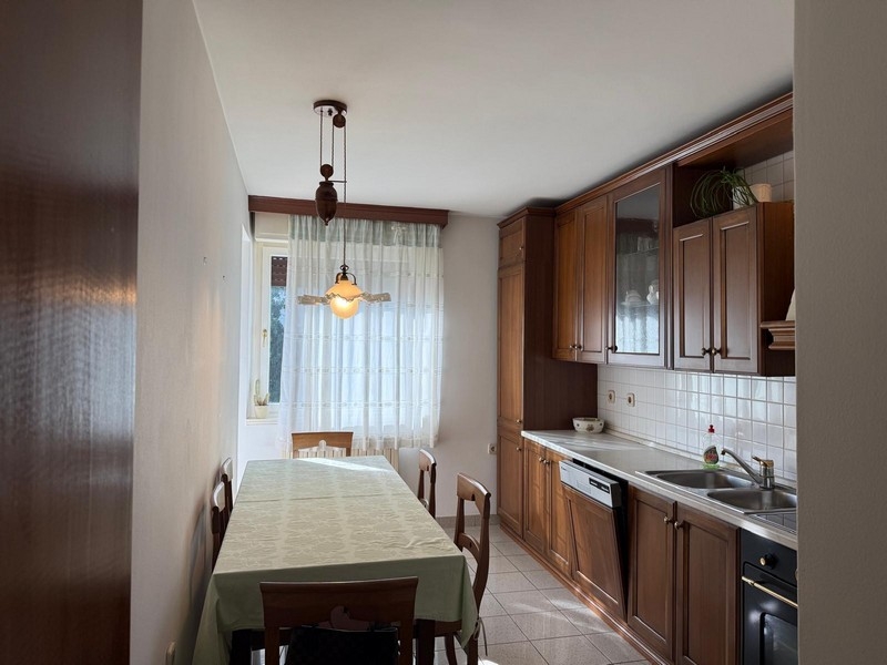 Kuchyňa-obývacia izba s vybavenou kuchyňou a jedálenským stolom