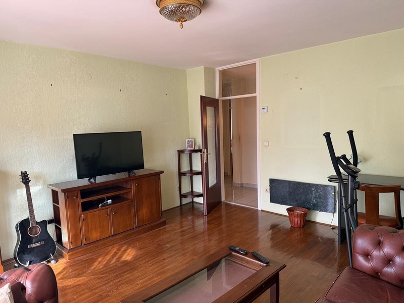 Obývacia izba s TV nábytkom a parketovými podlahami