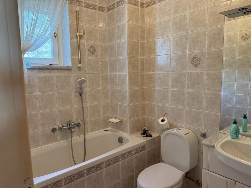 Kúpeľňa s vaňou a WC