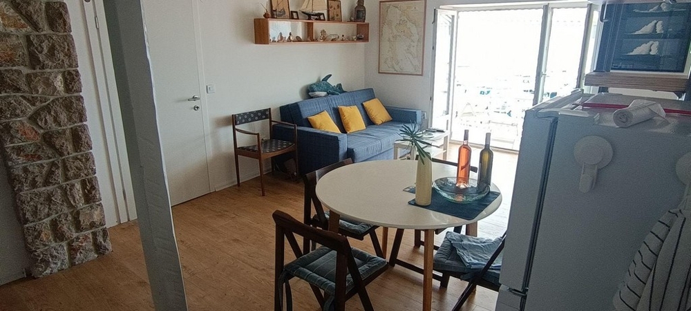 Otvorený obývací a jedálenský priestor s výhľadom na prístav