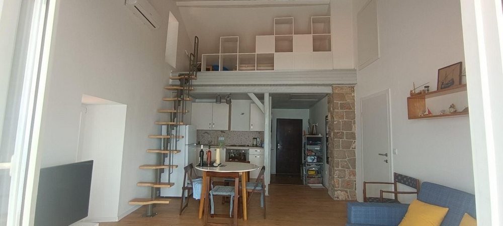 Obývacia izba s galériou, schodiskom a integrovanou kuchyňou