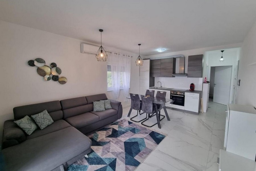 Zariadený byt v blízkosti mora na predaj v Rogoznici, Dalmácia.