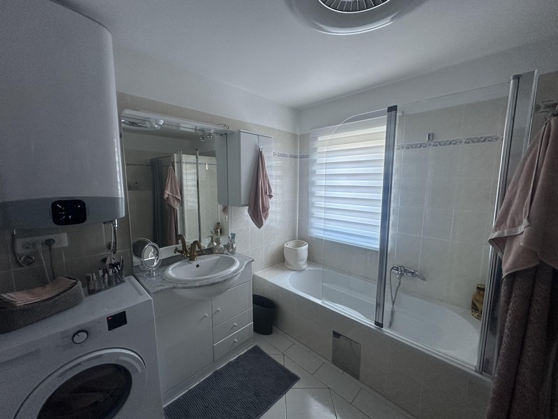 Kúpeľňa s vaňou, umývadlom a práčkou