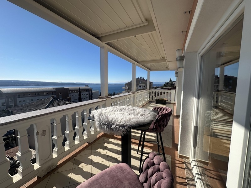 Byt s balkónom a výhľadom na more na predaj v Crikvenici, Kvarnerský záliv.