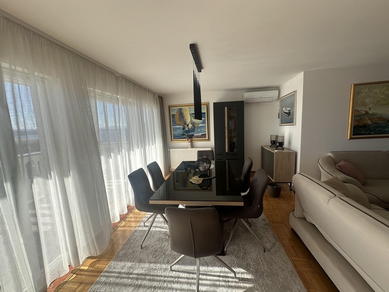 Jedálenský kút so stolom a oknami od podlahy až po strop