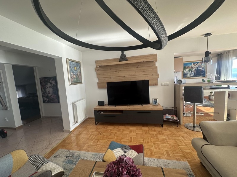 Obývacia izba s TV a prechodom do kuchyne