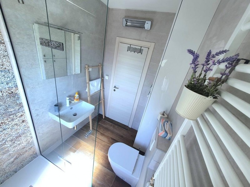 Moderná kúpeľňa so sprchovacím kútom a prirodzeným svetlom