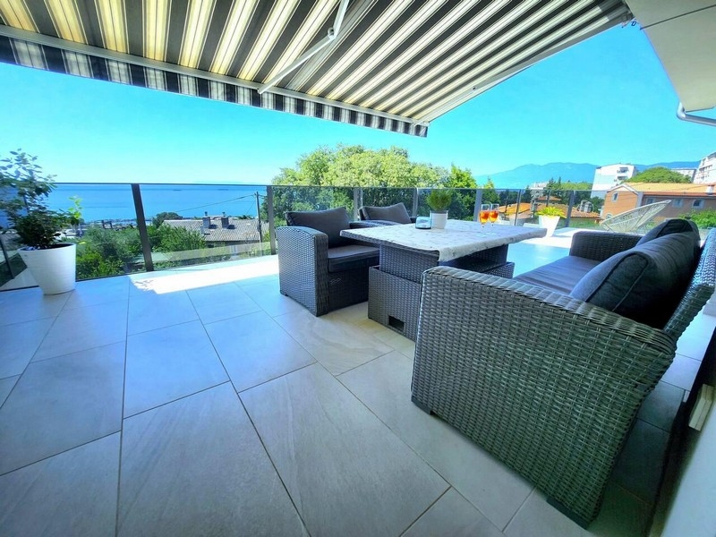 Veľká terasa nehnuteľnosti A3880 v Rijeke, Turnic - Chorvátsko.