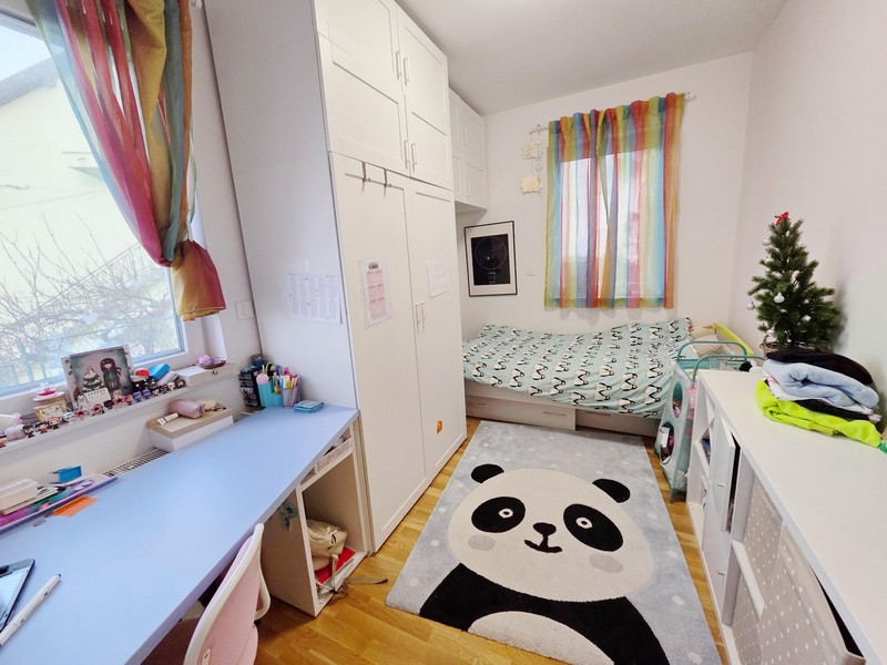 Detská izba s pandím kobercom, písacím stolom a skriňou