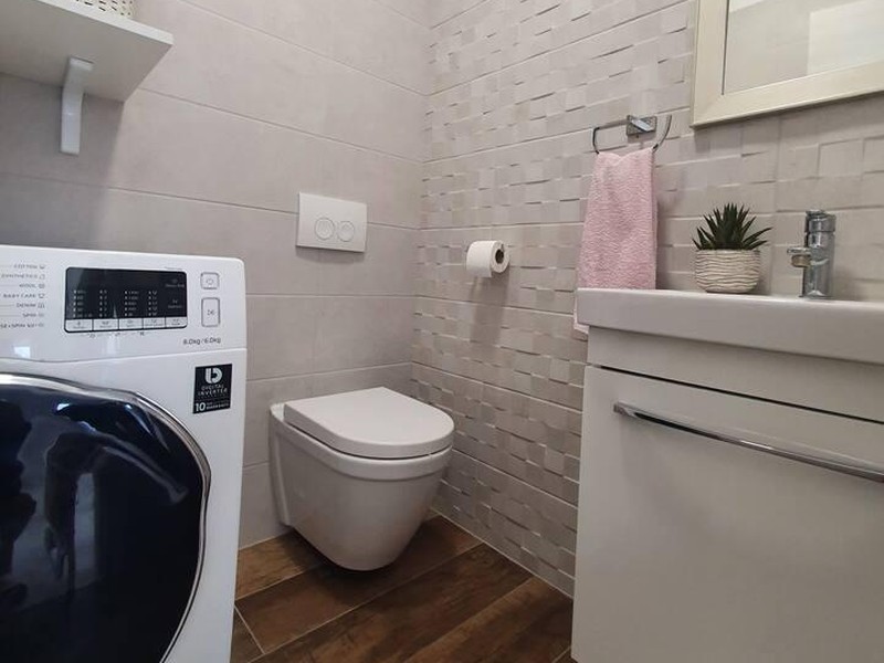 Samostatné WC s práčkou a umývadlom