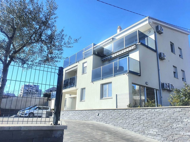 Obytný dom so sklenenými balkónmi a prístupovou cestou, Rijeka