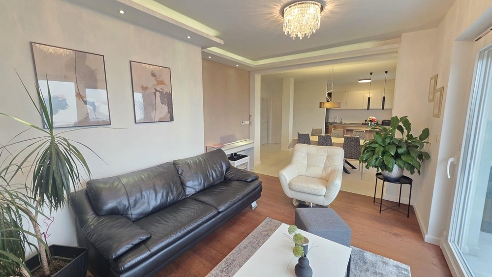 Otvorená obývacia a jedálenská časť s prístupom do kuchyne