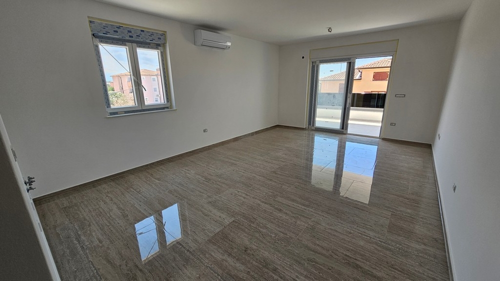 Obývacia izba a výhľad na terasu nehnuteľnosti A3884, Chorvátsko.