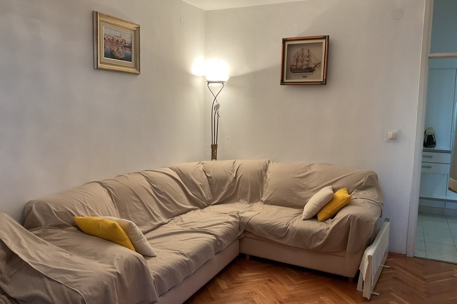 Gauč v obývacej časti.