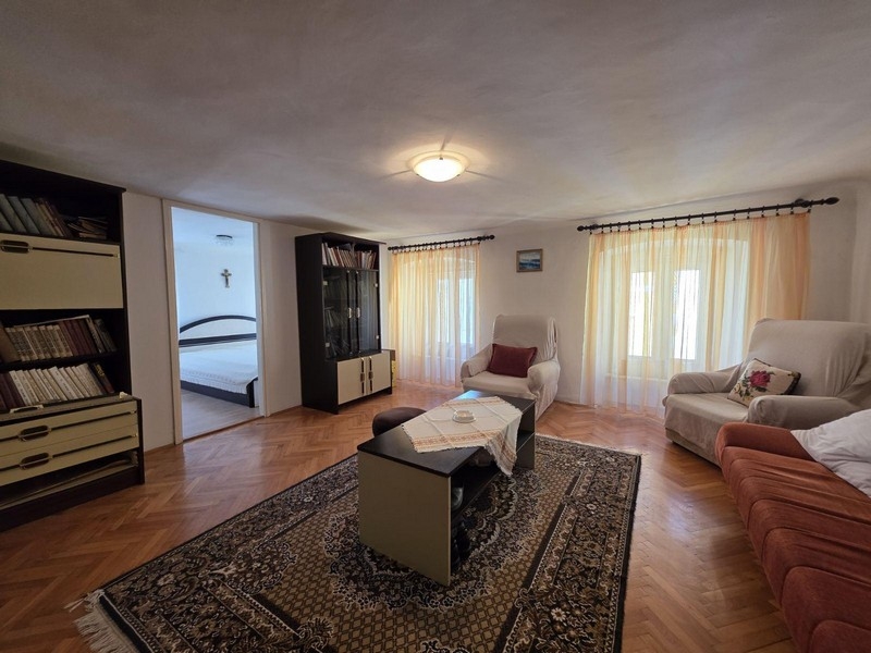 Obývacia izba s pohovkou a kreslami