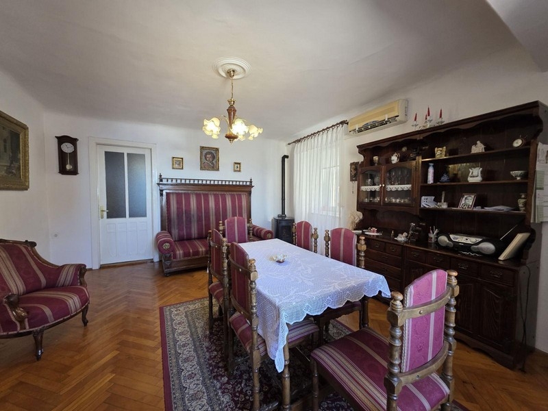 Obývacia izba s klasickým nábytkom a veľkým jedálenským stolom