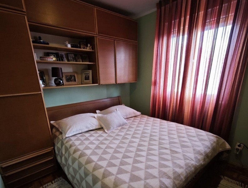 Spálňa s manželskou posteľou a oknom