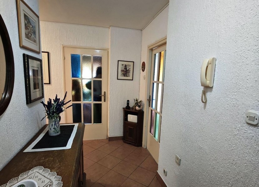 Predsieň s farebnými sklenenými dverami a stredomorskou dlažbou