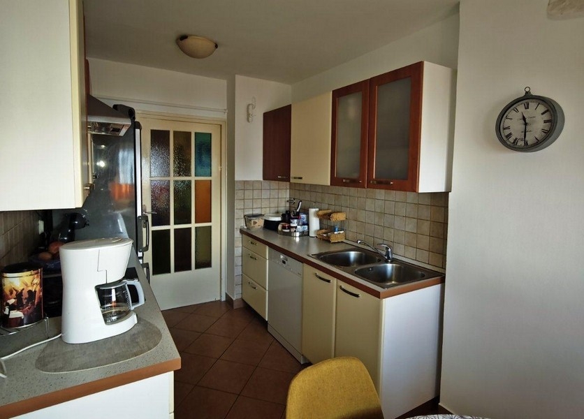 Kuchyňa s kuchynskou linkou a dvojitým drezom