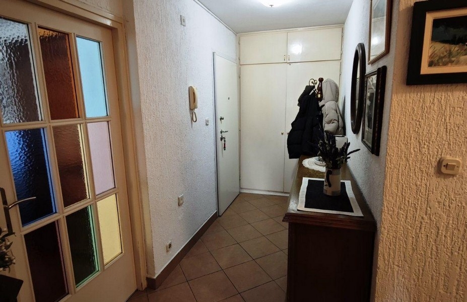 Vstupná časť bytu so šatníkom a vstavanou skriňou