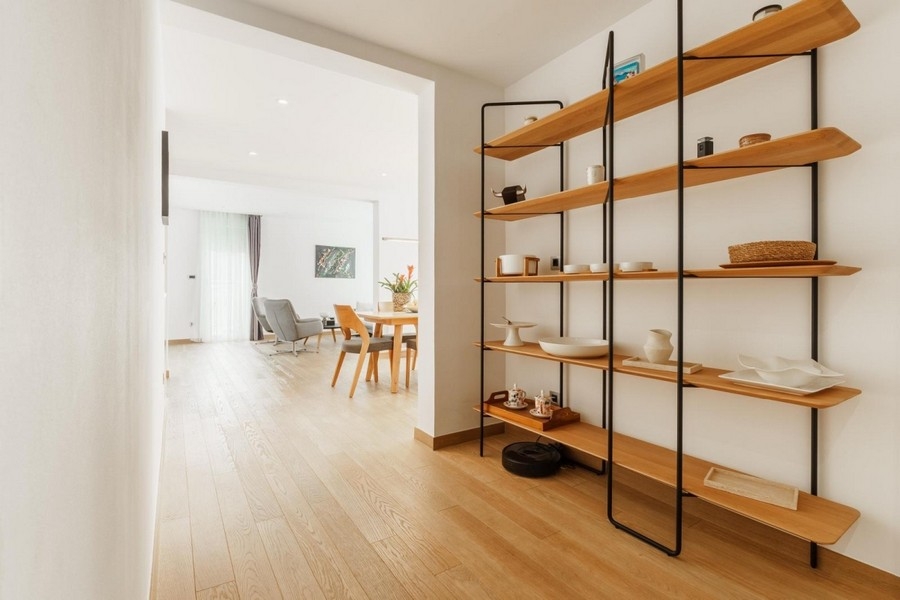 Otvorený obývací priestor s policami apartmán Split