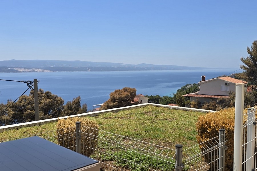 Výhľad na more z bytu A3891 na predaj neďaleko Omiša, Chorvátsko.